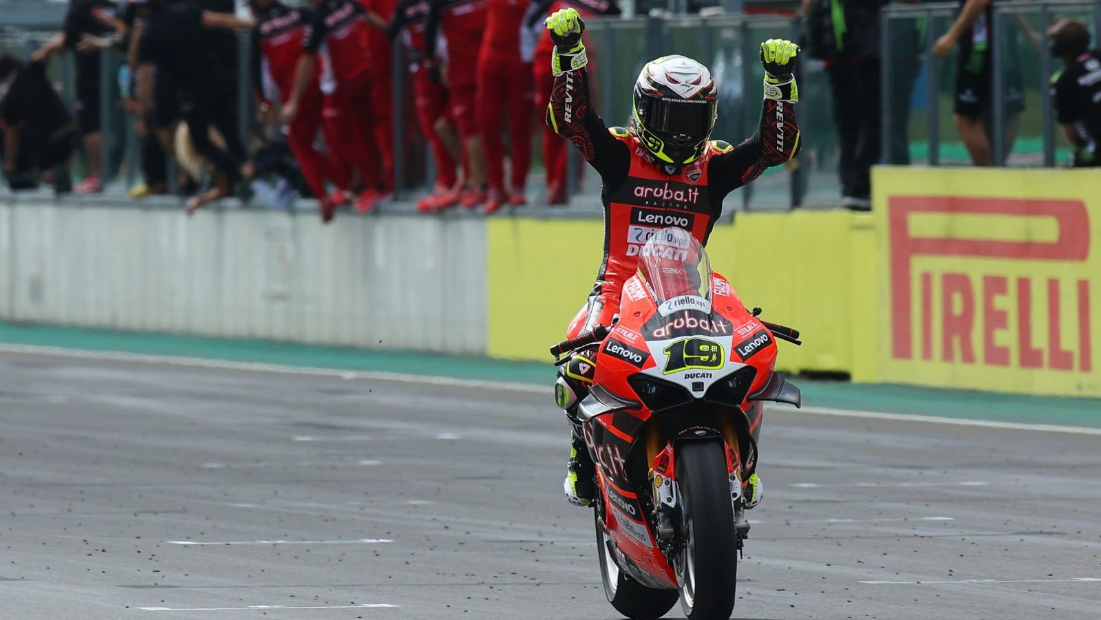 lvaro Bautista gana la Carrera 1 en la Ronda de Francia del WSBK