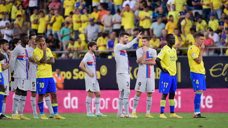 El Barça vence al Cádiz en un partido en el que el fútbol quedó en segundo plano