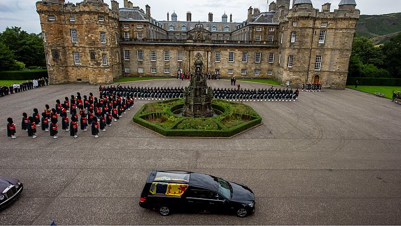 Los restos mortales de Isabel II llegan a Edimburgo tras un viaje de seis horas desde Balmoral