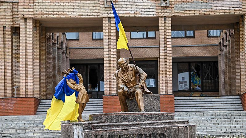 La bandera de Ucrania vuelve a ondear en una treintena de localidades en un giro de guion en la guerra