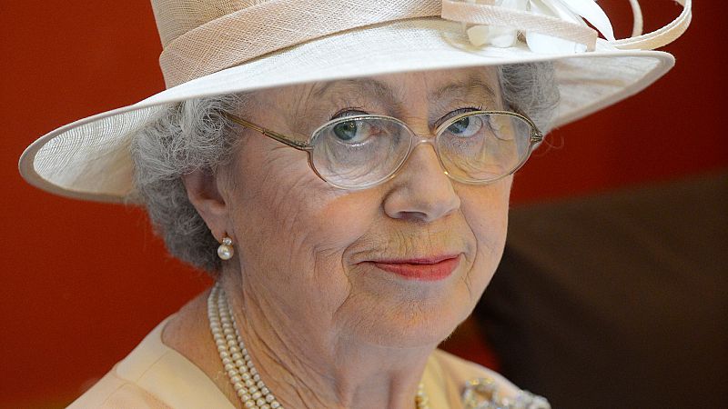 La doble de Isabel II se retira, pero sorprende lo que hará con su 'real' fondo armario