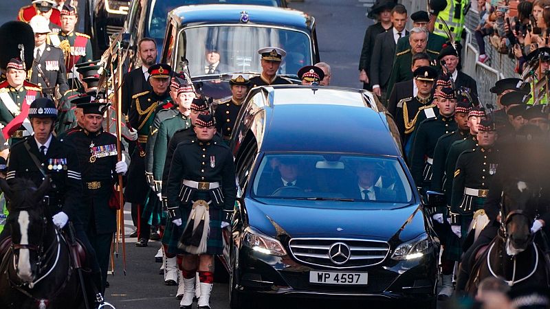 Miles de escoceses despiden a Isabel II en una solemne ceremonia y dan la bienvenida al nuevo rey