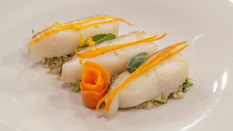 Receta de bacalao con naranja caramelizada, quinoa y lechuga de Manu Baqueiro