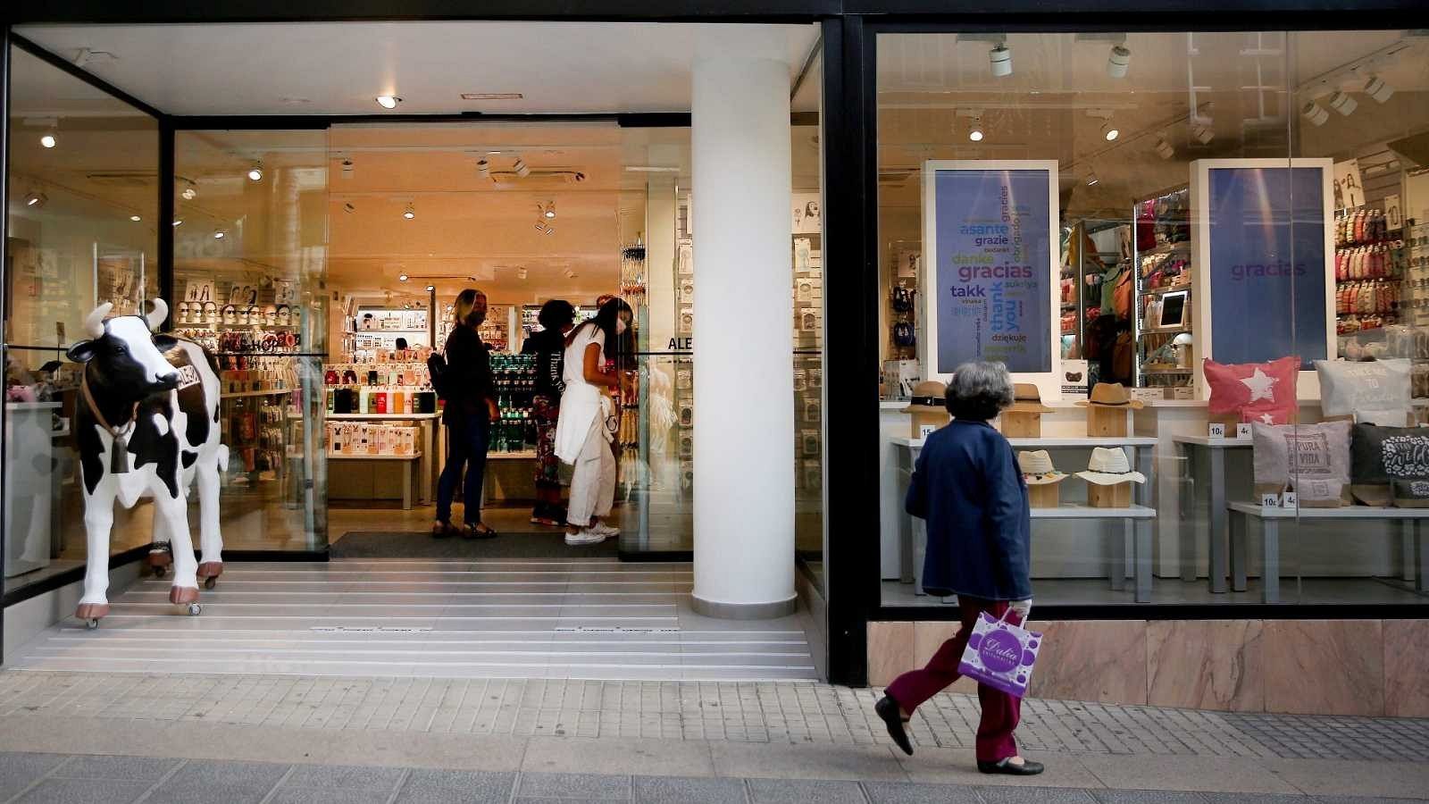 Solo el 10% de los comercios han instalado las puertas automáticas del plan energético por coste y falta de tiempo