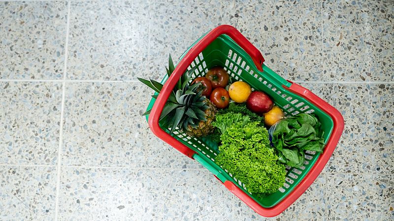 Los supermercados recelan de la propuesta de Díaz, que insiste en las cestas de productos básicos a precio limitado