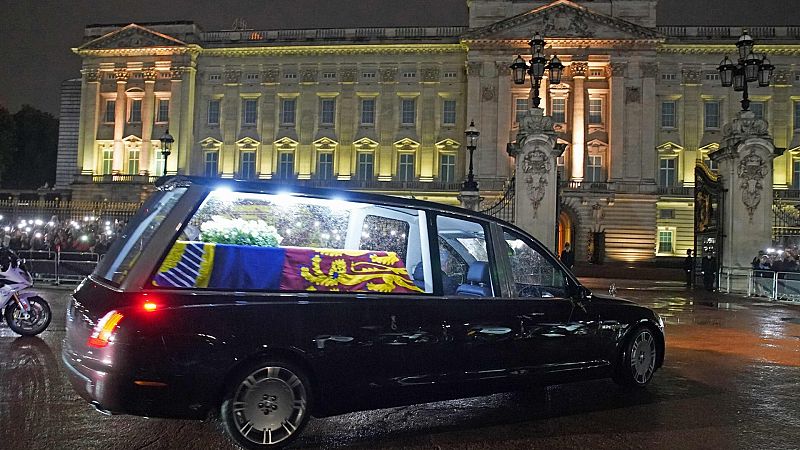 Así te hemos contado la llegada del féretro de Isabel II al Palacio de Buckingham