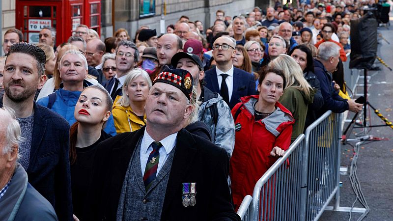 Colas kilométricas y más de cuatro horas de espera para despedir a Isabel II en Escocia: "Ha sido hermoso"