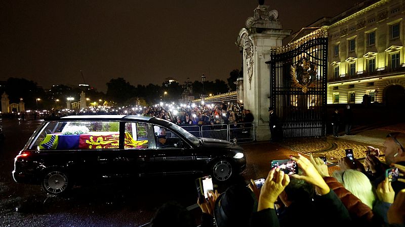 El féretro de Isabel II descansa ya en el Palacio de Buckingham en Londres