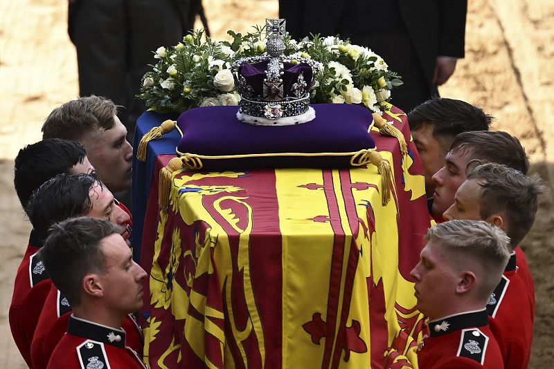 Así te hemos contado la llegada del féretro de la reina Isabel II a la capilla ardiente en Londres