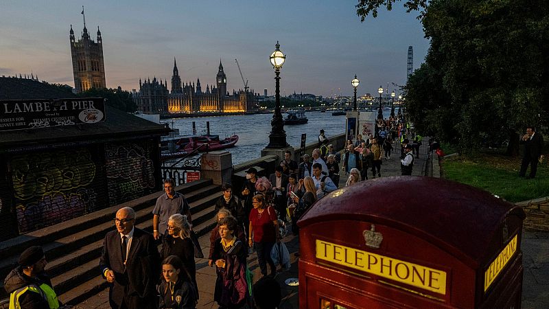 Lágrimas, emoción y largas colas en Londres para despedir a Isabel II: "Venir aquí es como un duelo colectivo"