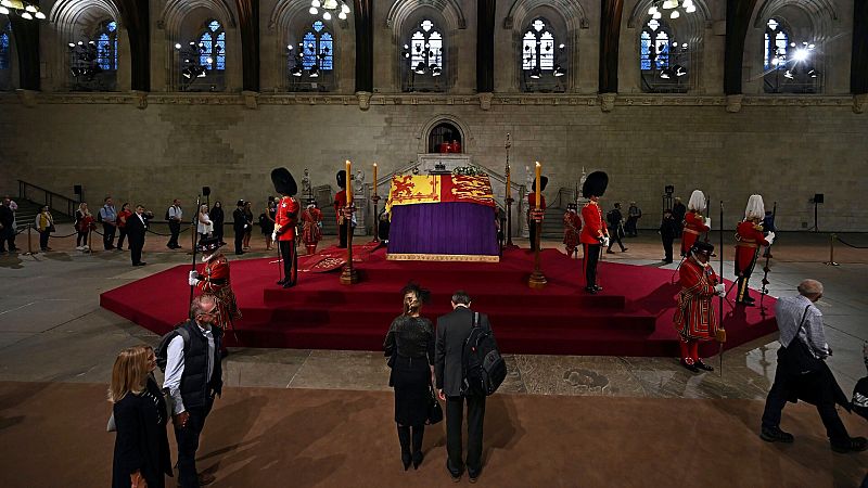 Así te hemos contado la segunda jornada de la capilla ardiente de Isabel II en Londres