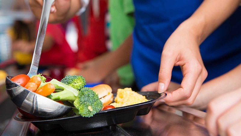 Menos fritos, más horno y casi la mitad de verduras y frutas: las medidas del Gobierno para los comedores escolares