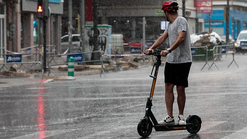 El uso del patiente eléctrico para ir al trabajo, más económico pero con inconvenientes: "Ni coches ni peatones te respetan"