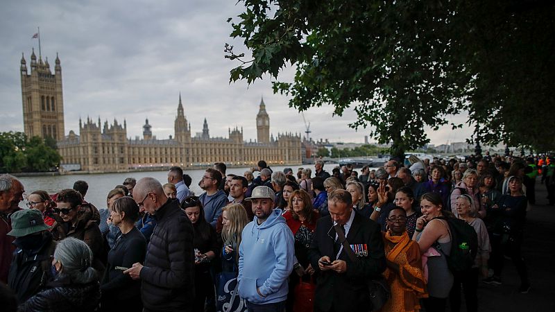 La capilla ardiente de Isabel II reúne a miles de personas con una cola de siete kilómetros y hasta diez horas de espera