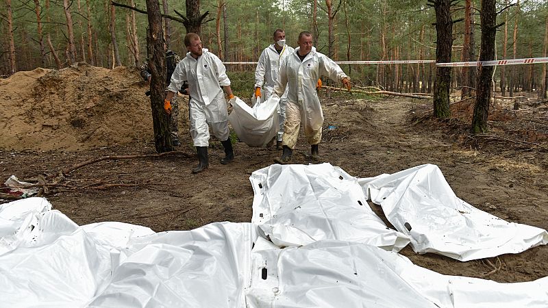 Ucrania denuncia el hallazgo de entierros masivos con más de 440 cadáveres en la liberada Izium
