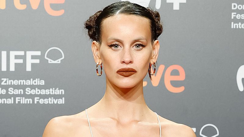 Festival San Sebastián 2022: Milena Smit y el vestido lencero de escote gigante que causa furor