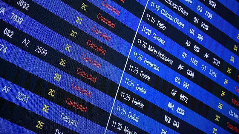 La huelga de controladores aéreos en Francia obliga a cancelar más de cien vuelos en los aeropuertos españoles