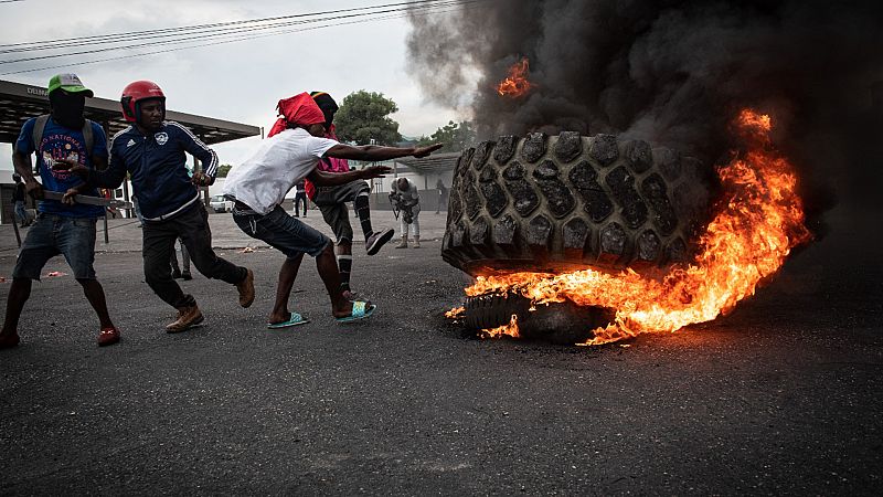 Crece la tensión en Haití con saqueos y violentas protestas contra el Gobierno