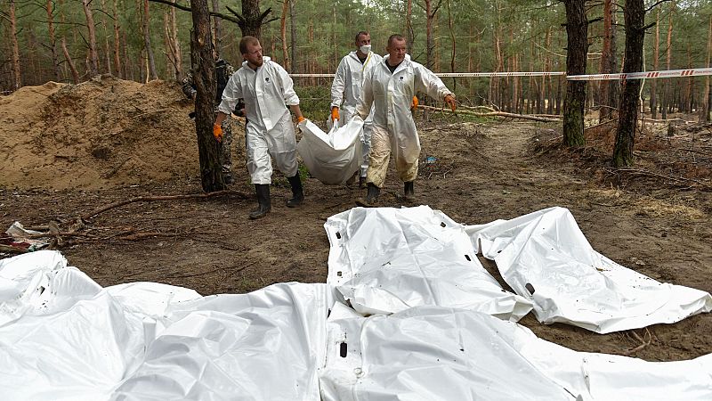 Ucrania exhuma los cuerpos de la masacre de Izium y denuncia centros de tortura