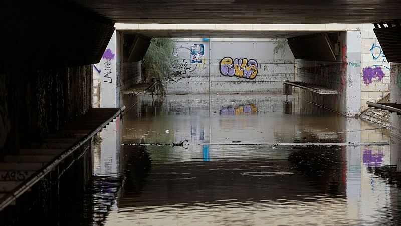 Mataró repara los daños de las inundaciones que han dejado un herido grave en un paso subterráneo