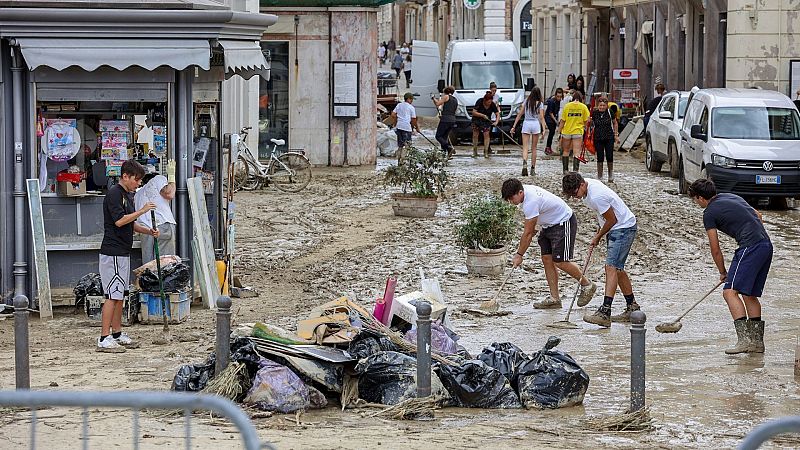 Suben a once los muertos por las inundaciones en Italia: "En 20 minutos el agua nos cubría casi metro y medio"