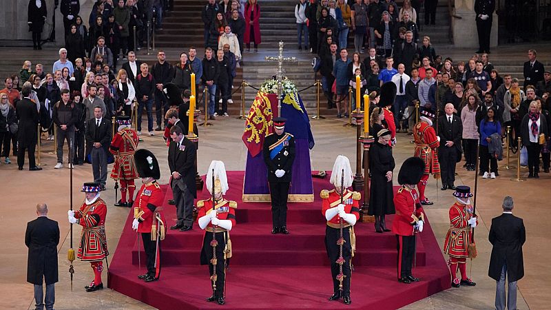 Los ocho nietos de Isabel II velan su féretro en Westminster
