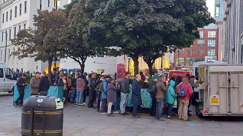 Las otras colas de Londres, las del hambre: "Antes venía una vez a la semana. Ahora vengo a diario"