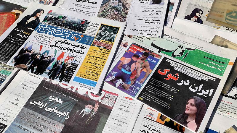 La muerte de la joven detenida sacude a Irán mientras decenas de mujeres se quitan el velo en señal de protesta