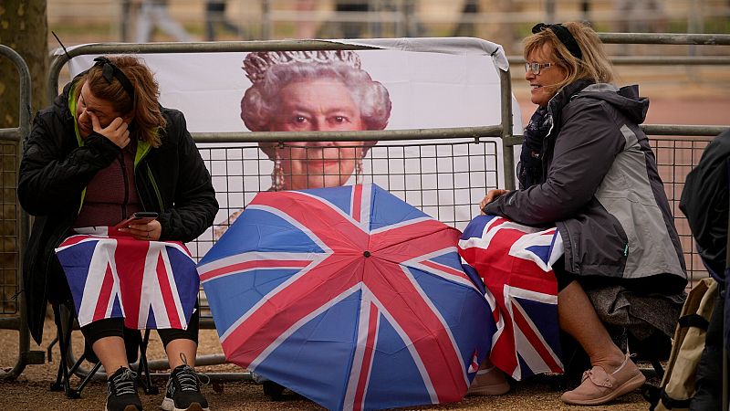 Acampadas, peregrinación y horas de espera: el fervor por despedir a la reina Isabel II llega a su punto álgido
