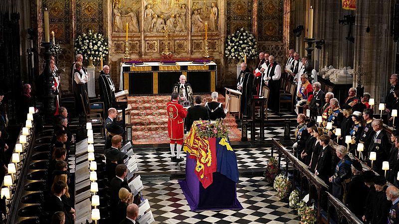 Los restos de Isabel II ya descansan junto a los de su marido, el duque de Edimburgo, en el Castillo de Windsor
