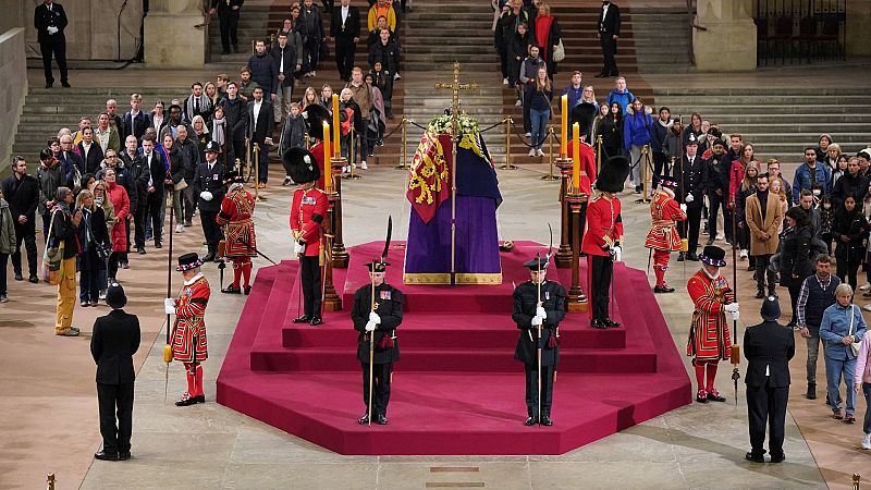 Un cuarto de millón de personas pasó ante la capilla ardiente de Isabel II, según el Gobierno británico