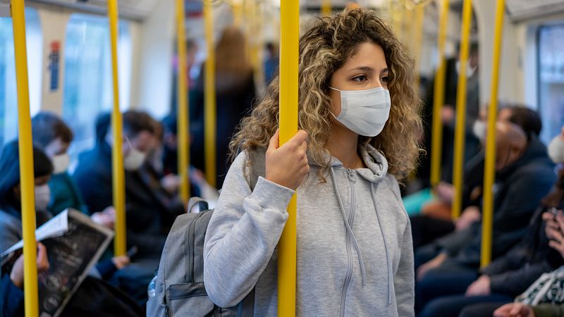 Sanidad estudia la retirada de la mascarilla en el transporte público