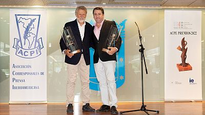 scar Mijallo y Miguel de la Fuente, de RTVE, recogen el Premio del Club Internacional de Prensa