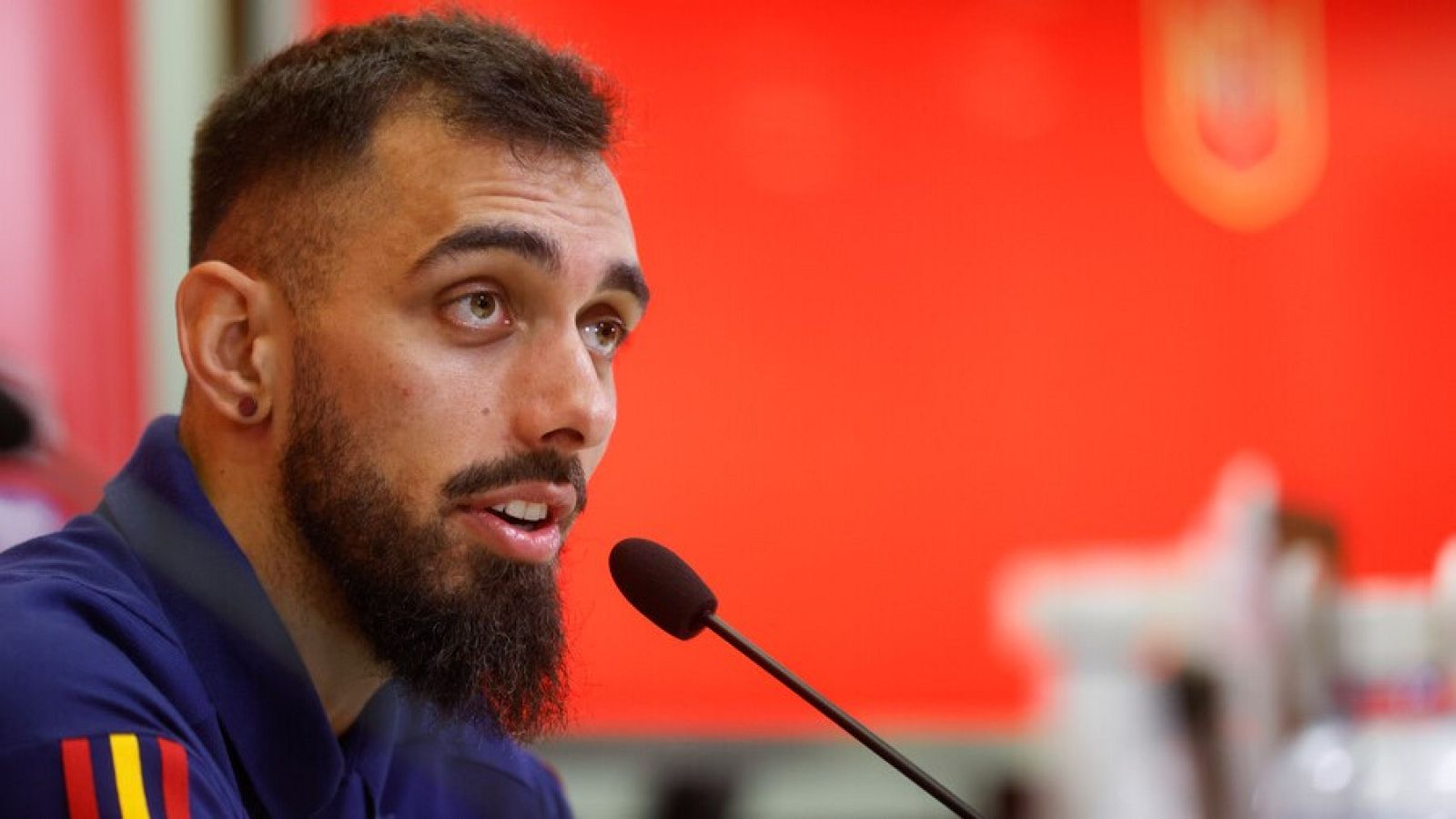 Borja Iglesias: "Intento divertirme en el campo" | Ver