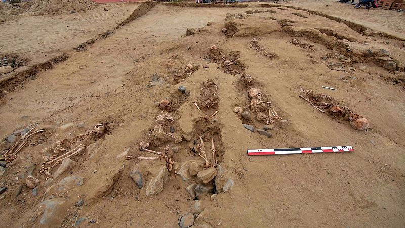 Hallan 76 tumbas de niños sacrificados por la cultura chimú en Perú de más de 400 años