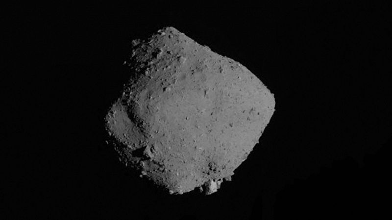 Hallan agua carbonatada y materia orgánica en las muestras del asteroide Ryugu