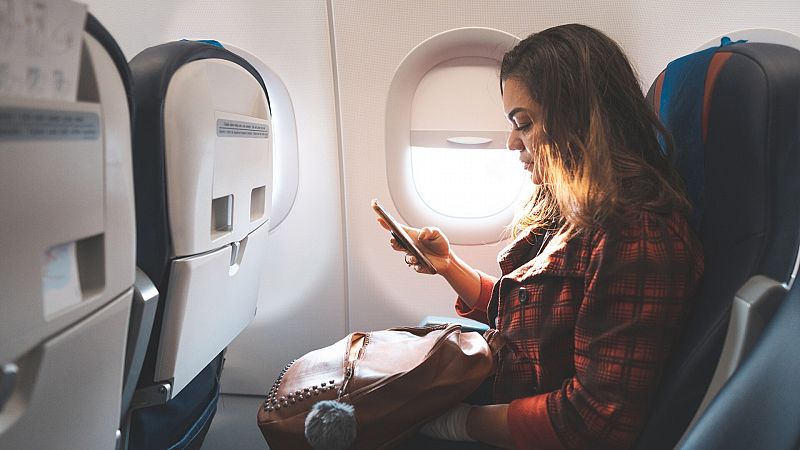 ¿Cuál es verdadero motivo para poner el móvil en modo avión cuando volamos?