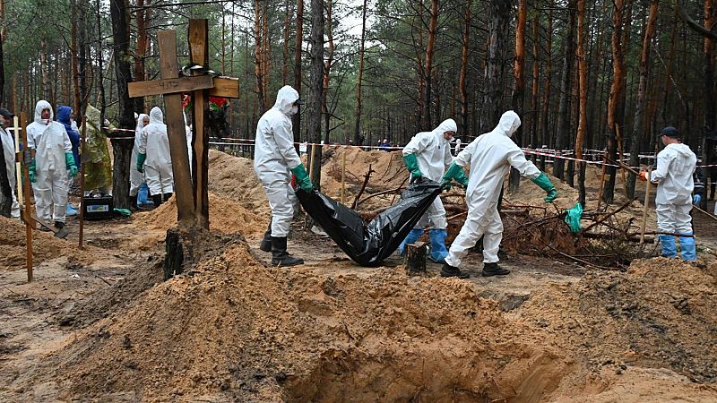 Las autoridades ucranianas denuncian la exhumación en Izium de 447 cuerpos con "signos de tortura"