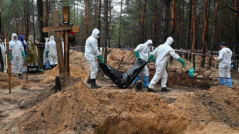 Las autoridades ucranianas denuncian la exhumación en Izium de 447 cuerpos con "signos de tortura"