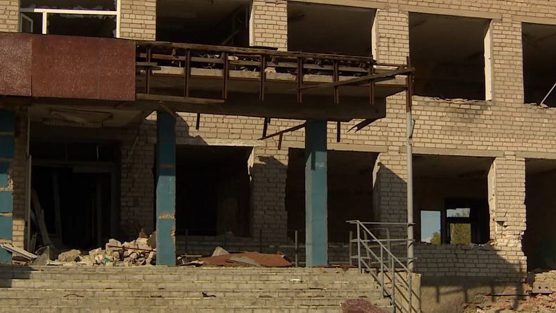 La difícil reconstrucción de las escuelas en Járkov, donde los libros se mezclan ahora con munición rusa