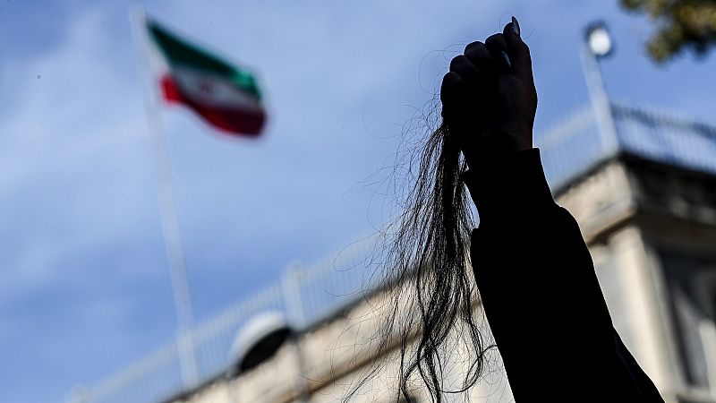 El 'Bella Ciao' se convierte en el himno de las iraníes contra el velo obligatorio: así es su emocionante versión en farsi