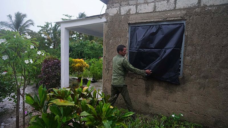 El huracán Ian se dirige a Florida tras provocar daños "considerables" e inundaciones en Cuba