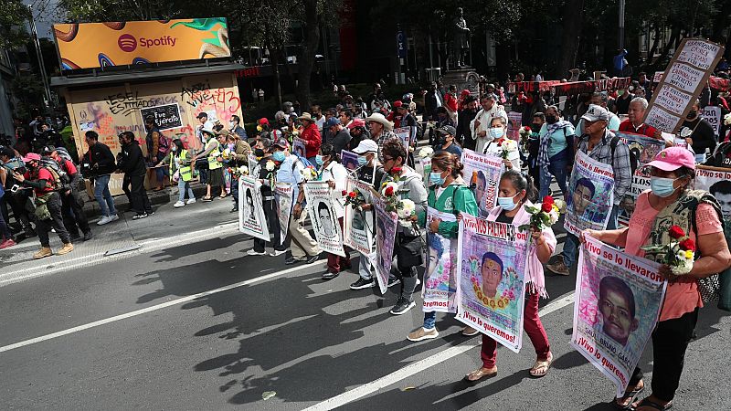 Renuncia el fiscal del caso Ayotzinapa "por diferencias" sobre las órdenes de detención, según López Obrador