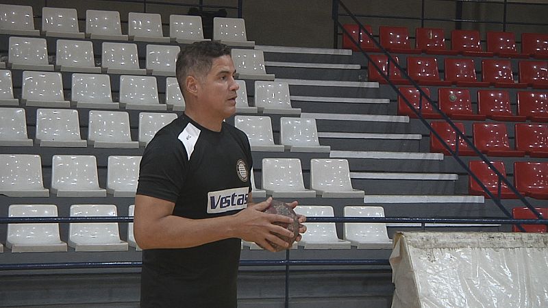 Rolando Uros vuelve a las pistas de balonmano 13 aos despus