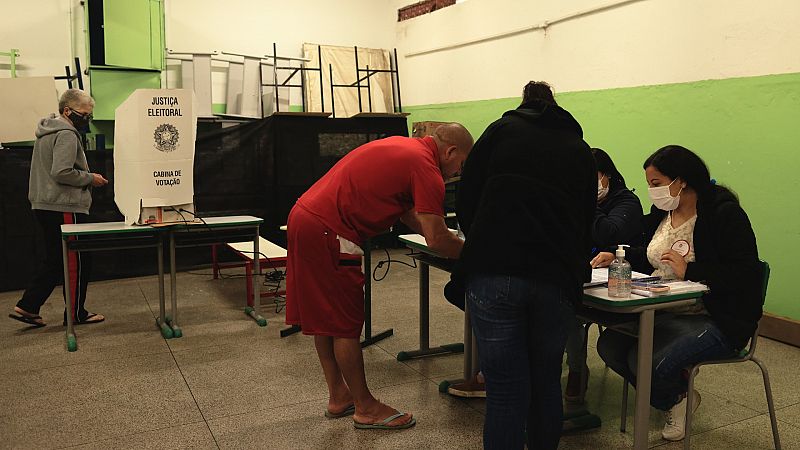 Brasil vota a su próximo presidente en una jornada con largas colas pero sin incidentes