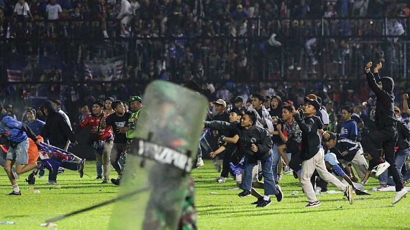 Al menos 125 muertos en los violentos enfrentamientos en un partido de fútbol en Indonesia