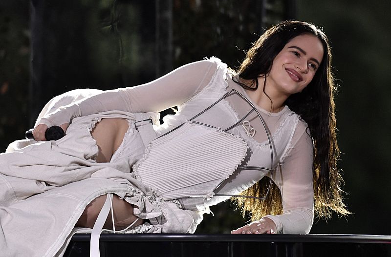 Golpean a Rosalía con un objeto lanzado en su último concierto y, con su reacción, sale 'coroná'