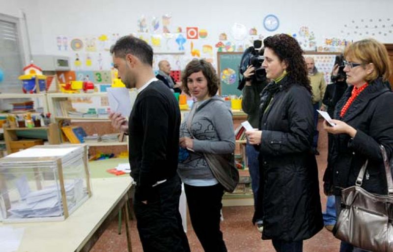 La participación en las elecciones gallegas a las 12 del mediodía baja cuatro puntos
