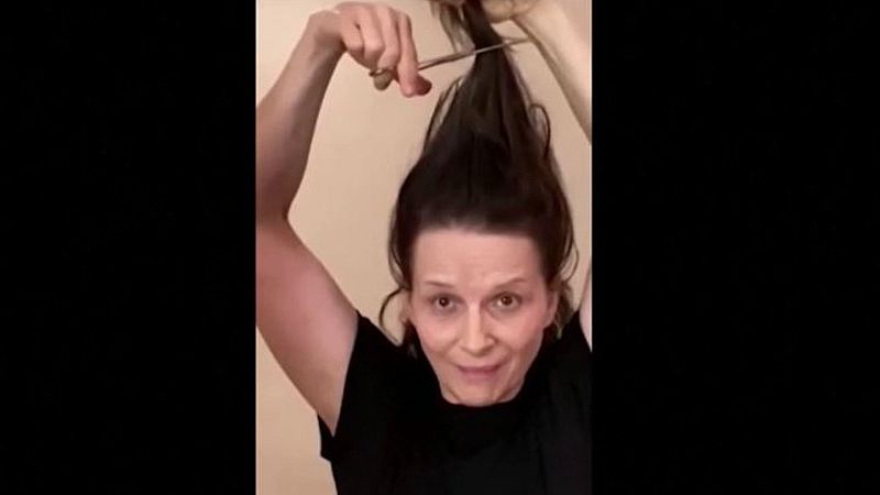 Artistas francesas se cortan el pelo en solidaridad con las mujeres iraníes