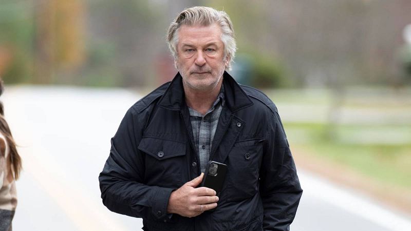 Alec Baldwin llega a un acuerdo con la familia de la directora de fotografía fallecida tras recibir un disparo durante el rodaje